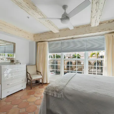 Splendid Palm Beach Location, spacious 1-bedroom condo, dual suite with WiFi,AC