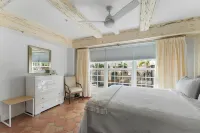 Splendid Palm Beach Location, spacious 1-bedroom condo, dual suite with WiFi,AC 마르라 호 주변 호텔