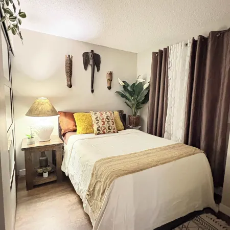 Stylish Downtown Condo Near Rogers Place l Parking, Gym, Balcony & Kitchen