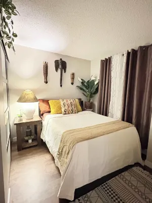 Stylish Downtown Condo Near Rogers Place l Parking, Gym, Balcony & Kitchen