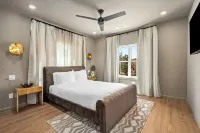 Luxe Spa Lounge • Gated 4Pkg • 2 Linked Suites • Sleeps 20