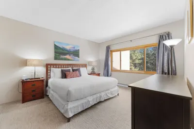 Walk to town and slopes, family friendly 2-bedroom condo w/ WiFi in Breckenridge Hotels in Warriors Mark
