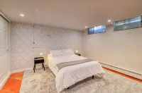 Vintage Luxury W/Spa, Huge Yard Near Red Rocks and City Hotels in Wheat Ridge