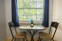 Newly Renovated, Private Studio - 10 minutes to the Beach/Downtown