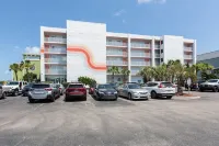 Golden Sands Carolina Beach Oceanfront, Tapestry by Hilton - parking