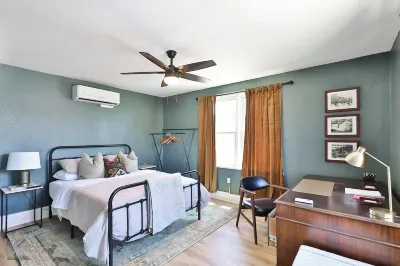 Baby Grand Bungalow in the Historic Downtown SoDa District Hotels near Red Armadillo - Market Center