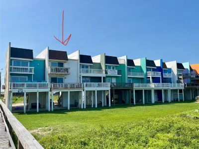 BEACH / OCEAN FRONT - 2 KING BEDROOM CONDO WITH BIG YARD THATS TOTALLY BEACHIN!!
