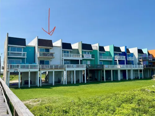 BEACH / OCEAN FRONT - 2 KING BEDROOM CONDO WITH BIG YARD THATS TOTALLY BEACHIN!!