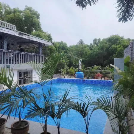 3 Bed House - Sleeps 20 - Pets - Pool - Garden
