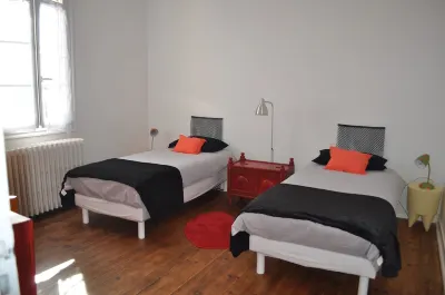 House Arcachon  with Garden, Near the City Center and Port Larros Green Village - Camping Seagreen附近的飯店