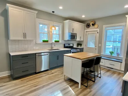 Walk to Beach, downtown St Joseph with shops/restaurants. New kitchen, firepit Отели в г. Сейнт Джозеф