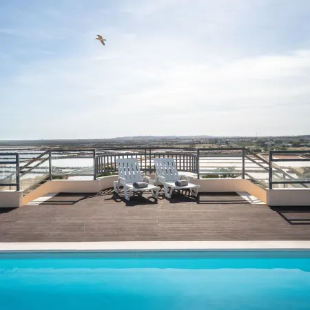 Golf, beach, country and city. Central and modern for up to 5 guests
