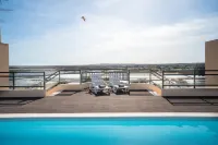 Golf, beach, country and city. Central and modern for up to 5 guests