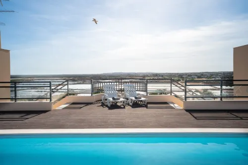 Golf, beach, country and city. Central and modern for up to 5 guests