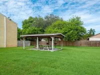 2BD/2BTH apartment, fenced in yard.  10-minute drive to beautiful Siesta Beach. Hotels near Beneva Marketplace