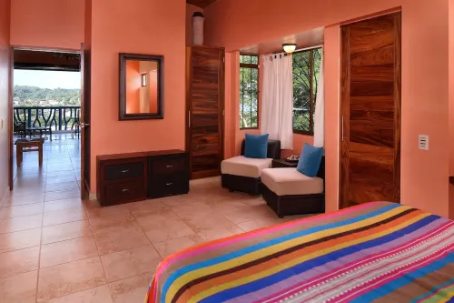 Amazing views, 5 minutes from downtown or the beach, quiet area of town