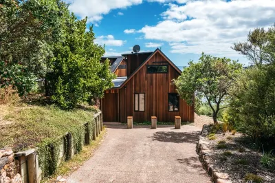Designer living with stunning views across the bay, a spa and coast walks. Hotel in zona Stonyridge Vineyard