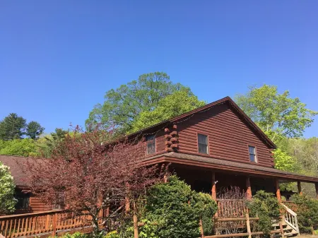 Beautiful Adirondack Lodge just 15 Minutes from Gore Mt ski area & Lake George