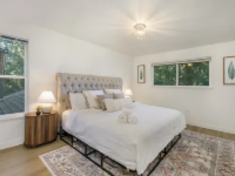 Sammamish Modern Family & Pet Friendly Home Hotels in Sammamish