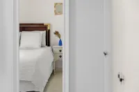 Cottage-style Unit on Manly Beach Hotels in Manly