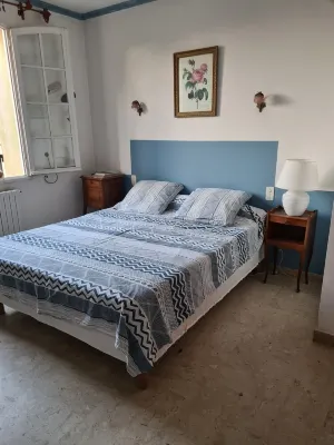 Air-conditioned villa with pool and fence