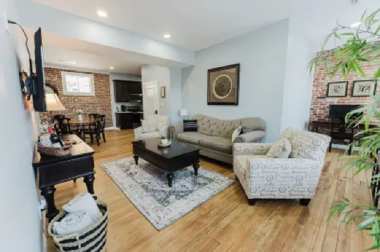 5 min to Arch, Dome, Stadium, 2 BR 2 BA Sleeps 5, Historical exposed Brick Loft Hotels in 