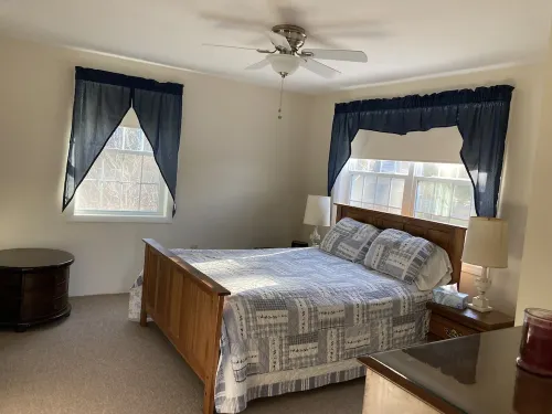 House on The Lake Is a peaceful getaway with beautful grounds with stonewalls Hotels in Windham