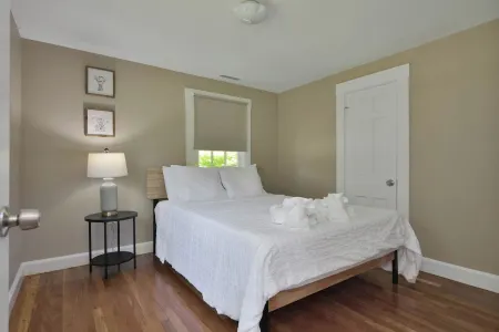 Lovely 2 bedroom- kitchenette