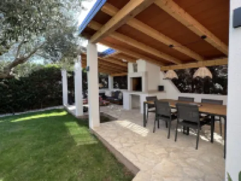 Picturesque "SONNE" vacation apartment with large pool and beautiful garden Hotels in Bale