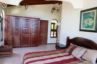 Resort style Villa with amazing Pool and Gardens!