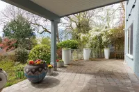 Victoria, ~BC~ - Fully Furnished-Self Contained Garden Suite Continuing Studies at UVic附近的飯店