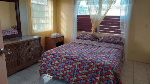 Mid Island, Spacious  unit with balcony, conveniently located to everything