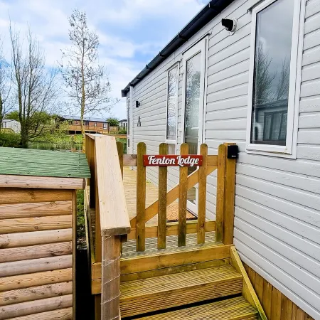 Luxury Lakeside Lodge - Fishing Lake - Pet Friendly - 5 Miles From Flamingo Land