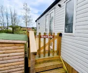 Luxury Lakeside Lodge - Fishing Lake - Pet Friendly - 5 Miles From Flamingo Land