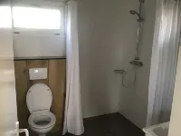 Spend the night on the water in Tiny House / Trekkershut Comfort / Mini Bungalow Hotel a Leimuiden