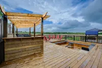 Rivertrail Retreat - 1 of a Kind Picturesque Deck + Movie theatre + Getaway