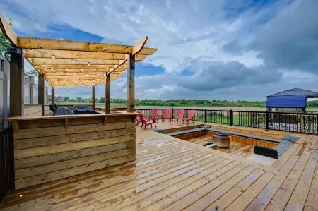 Rivertrail Retreat - 1 of a Kind Picturesque Deck + Movie theatre + Getaway