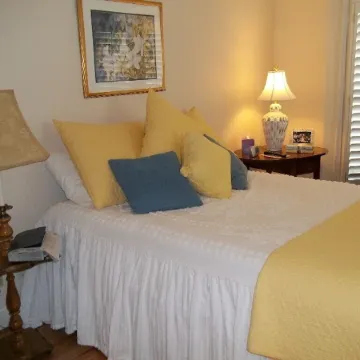 'Beneath the Branches' Cottage Steps to Golf, Tennis, Pool. Pet-Friendly!