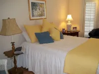 'Beneath the Branches' Cottage Steps to Golf, Tennis, Pool. Pet-Friendly!