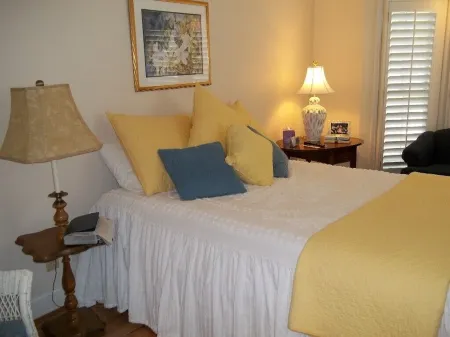 'Beneath the Branches' Cottage Steps to Golf, Tennis, Pool. Pet-Friendly!