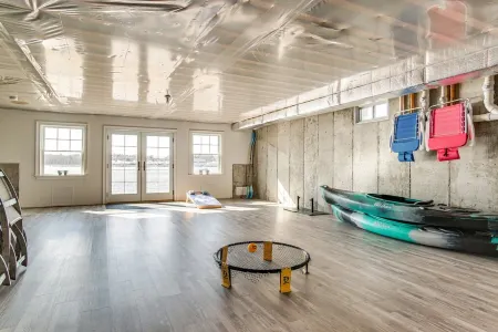 Luxury Ocean Front Home w/ its own Private Beach. New, Clean+ High end finishes. Отели рядом с достопримечательностью «Шелл Пойнт Бич»