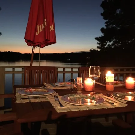 Cozy lake house minutes to Craigville Beach