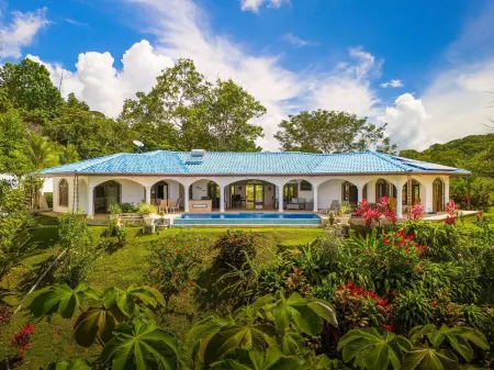 Beautiful Ocean Views, 15 minutes to the beach, Luxury Spanish Villa.