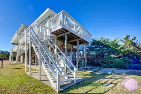 Semi-Oceanfront Beach Cottage I. Access across street to shops and restaurants
