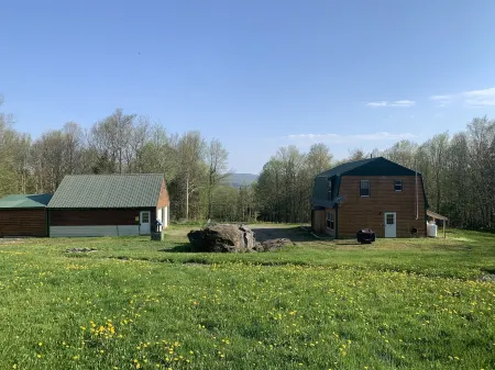 The Hilltop - DIRECT ATV - Snowmobile Trail Access Отели в г. Питтсбург