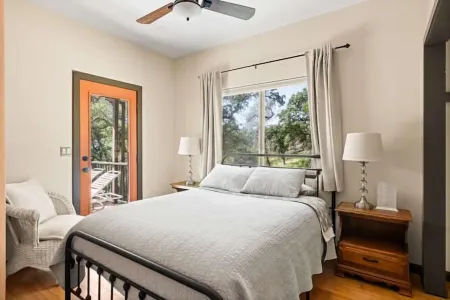 Cara’s Cozy Cabin Retreat