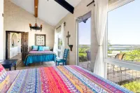 NEW! Canyon Lake WATERFRONT Villa~Hot tub~Sleeps 16 Cranes Mill Marina附近的飯店