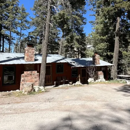 Bigfoot's Bunkhouse! Cozy Cabin, Cool Breeze Dogs Welcome! 45 min to white sands Отели в г. Клаудкрофт