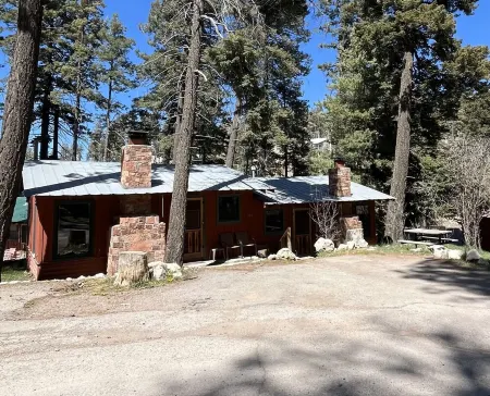 Bigfoot's Bunkhouse! Cozy Cabin, Cool Breeze Dogs Welcome! 45 min to white sands