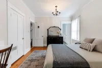 Studio 7 ~ 1 BDRM w/ Private Bath & Living Room